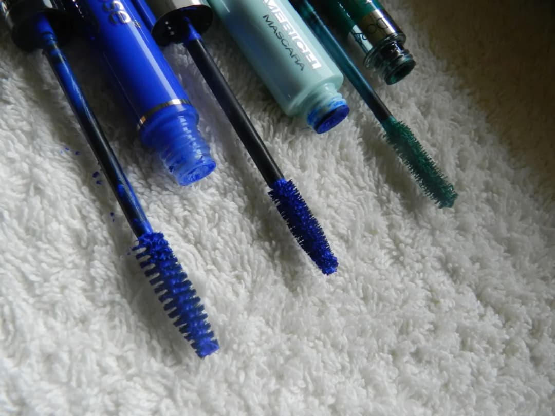 Niebieski tusz do rzęs dla kogo? Idealne dopasowanie do Twoich oczu