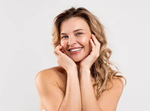 Jak dbać o cerę po 45 roku życia, aby uniknąć widocznych zmarszczek