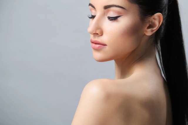 Ile trzymają się przedłużone rzęsy i jak przedłużyć ich trwałość