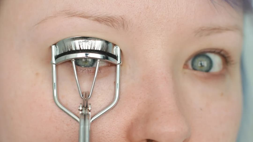 Jak używać zalotki do rzęs, by uzyskać idealny efekt bez uszkodzeń