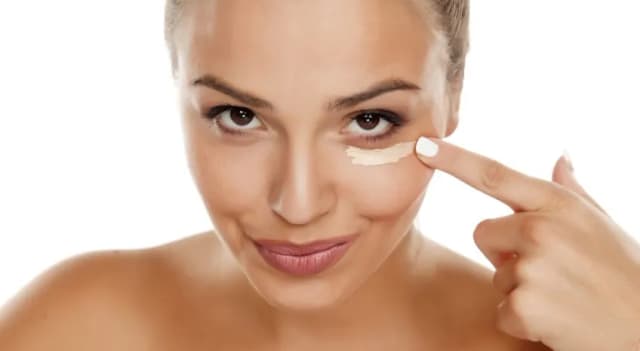 Jaki kolor korektora na sińce pod oczami, aby skutecznie ukryć cienie?