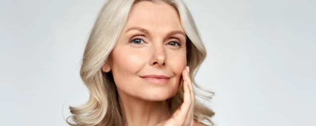 Jaki podkład do cery dojrzałej zapewni nawilżenie i krycie?