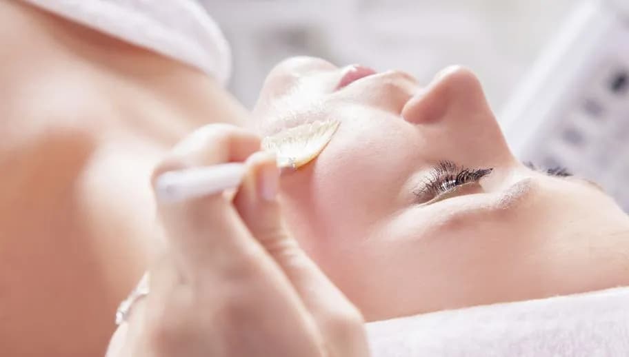Jaki peeling do cery naczynkowej? Odkryj delikatne opcje bez podrażnień